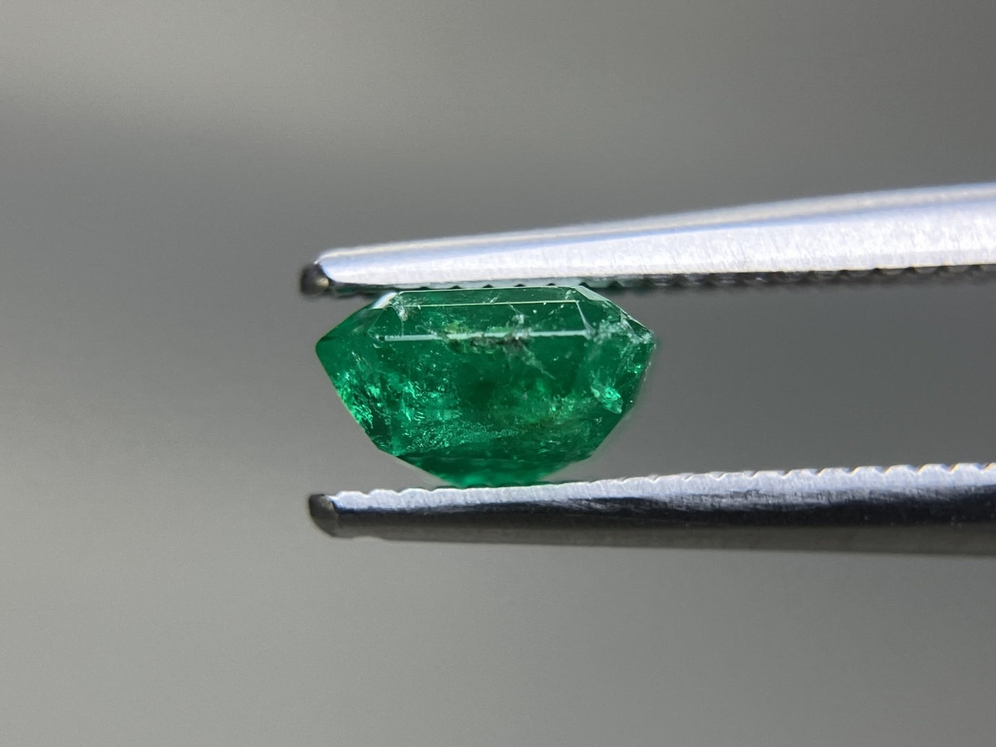 エメラルド 天然 1.229ct 中央宝石ソーティング付き 6.33㎜×6.24㎜×3.79㎜ ルース（ 裸石 ） 7182YY