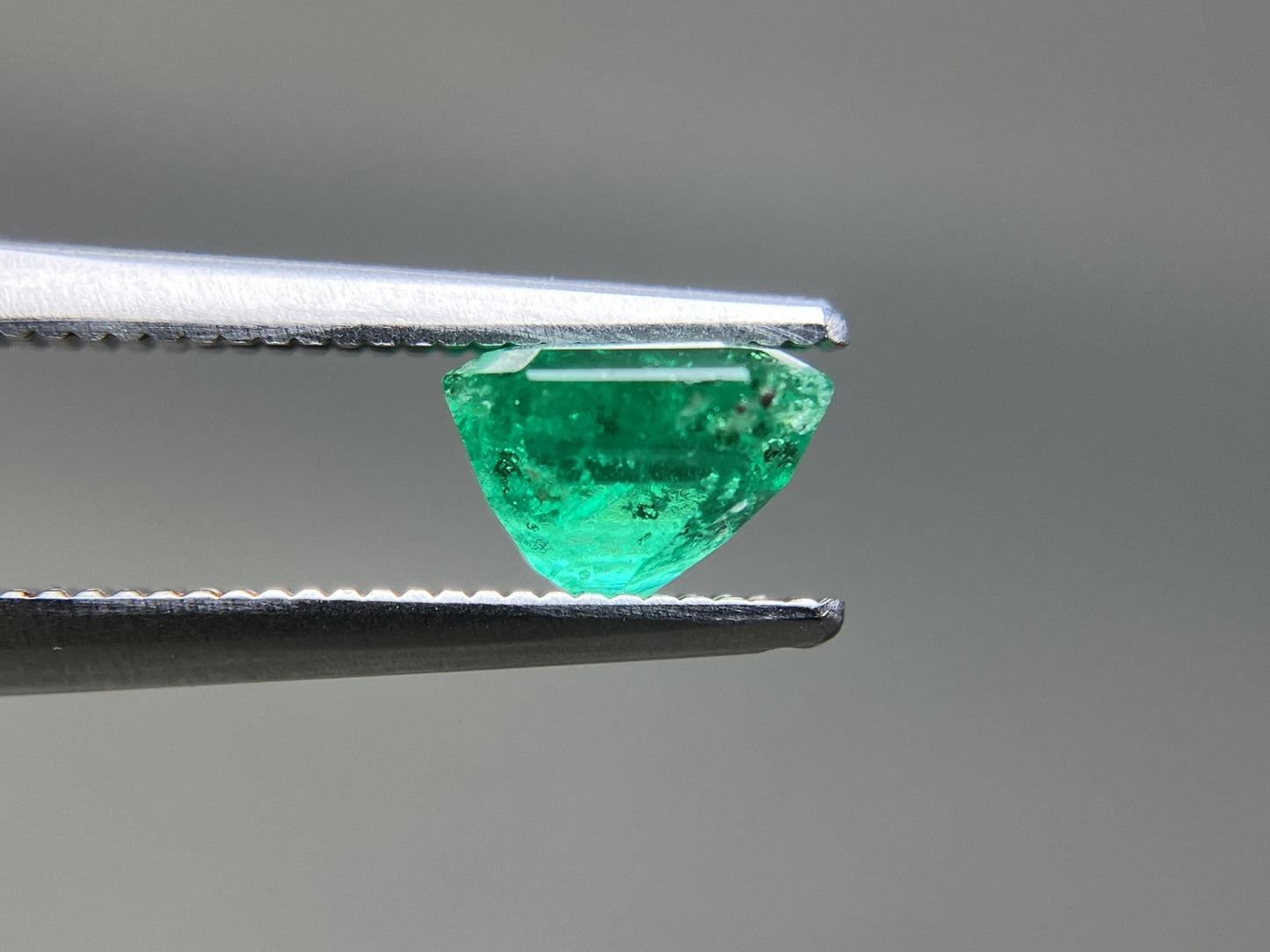 エメラルド 天然 1.184ct 中央宝石ソーティング付き 6.57㎜×6.07㎜×4.49㎜ ルース（ 裸石 ） 7183YY
