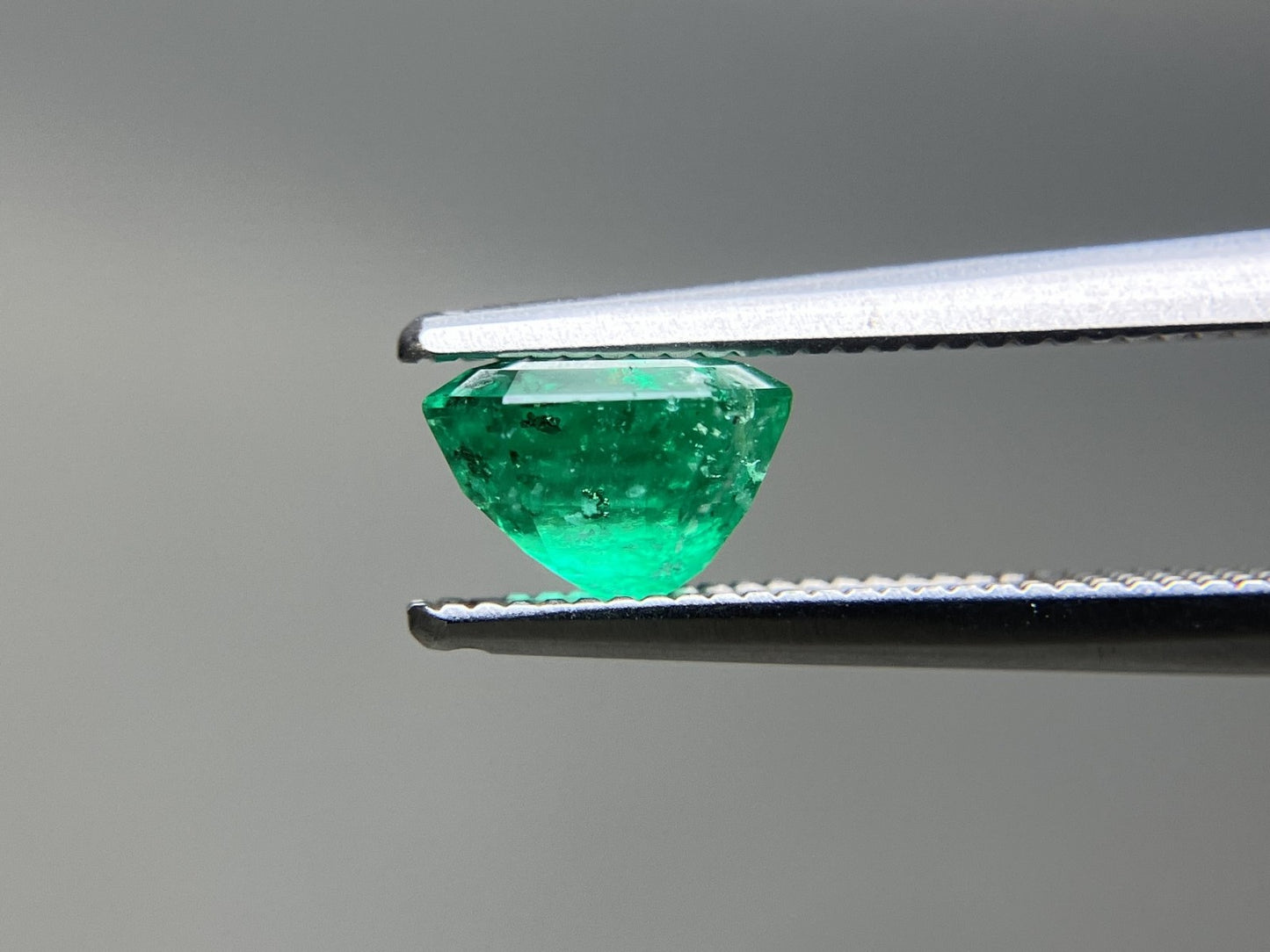 エメラルド 天然 1.184ct 中央宝石ソーティング付き 6.57㎜×6.07㎜×4.49㎜ ルース（ 裸石 ） 7183YY