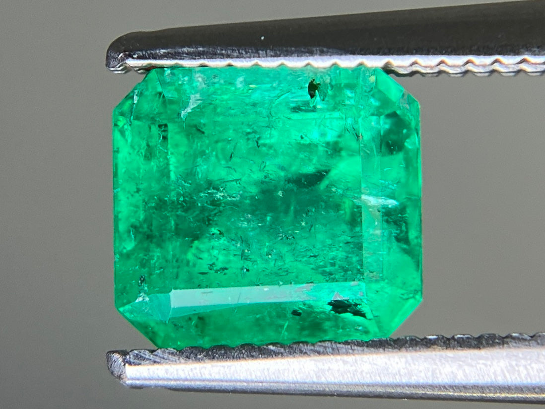 エメラルド 天然 1.533ct 中央宝石ソーティング付き 7.04㎜×6.43㎜×4.88㎜ ルース（ 裸石 ） 7157YY