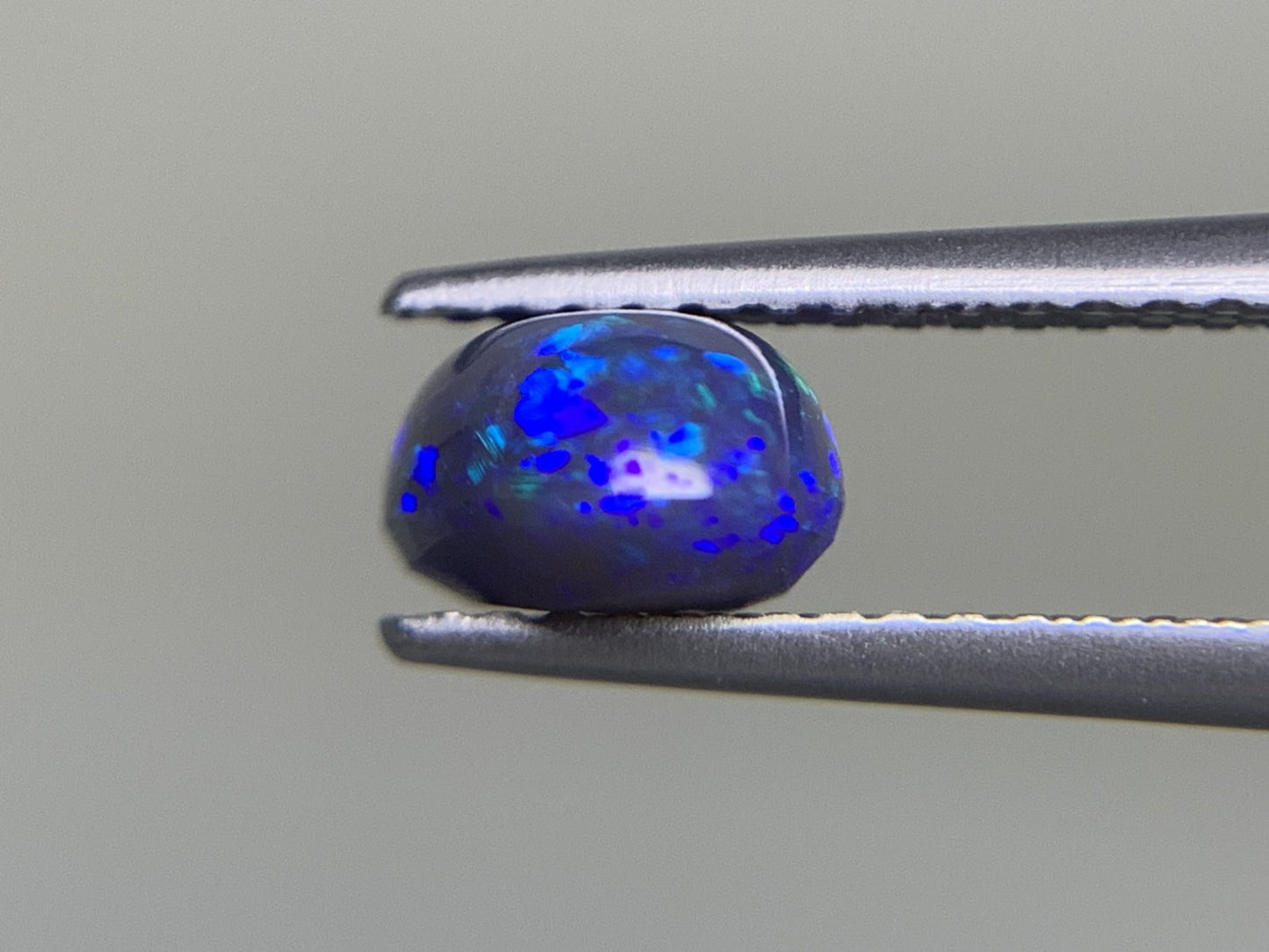 ブラックオパール 1.57ct  宝石ソーティング付き  9.5㎜×6.4㎜×4.2㎜  ルース（ 裸石 ） 1960Y