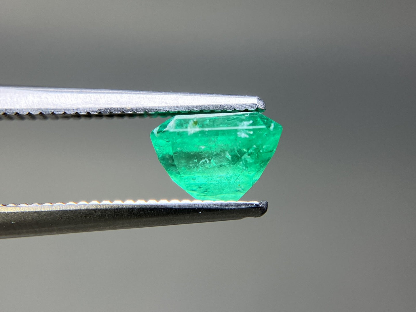 エメラルド 天然 1.533ct 中央宝石ソーティング付き 7.04㎜×6.43㎜×4.88㎜ ルース（ 裸石 ） 7157YY