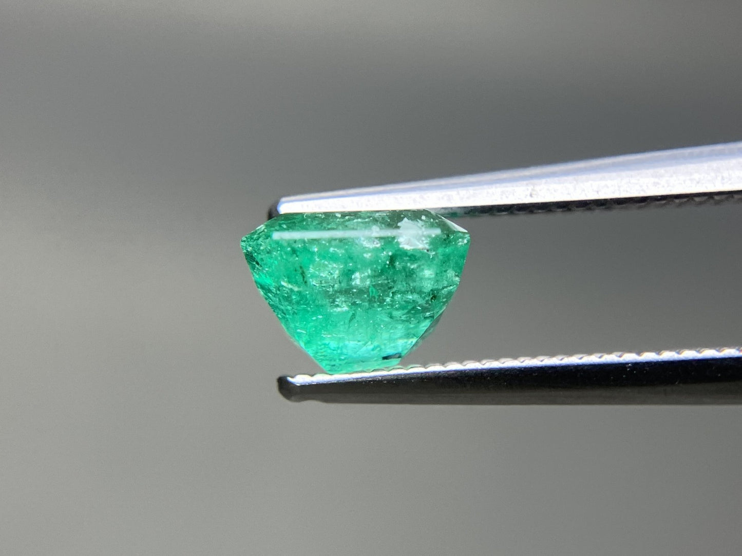 エメラルド 天然 1.533ct 中央宝石ソーティング付き 7.04㎜×6.43㎜×4.88㎜ ルース（ 裸石 ） 7157YY
