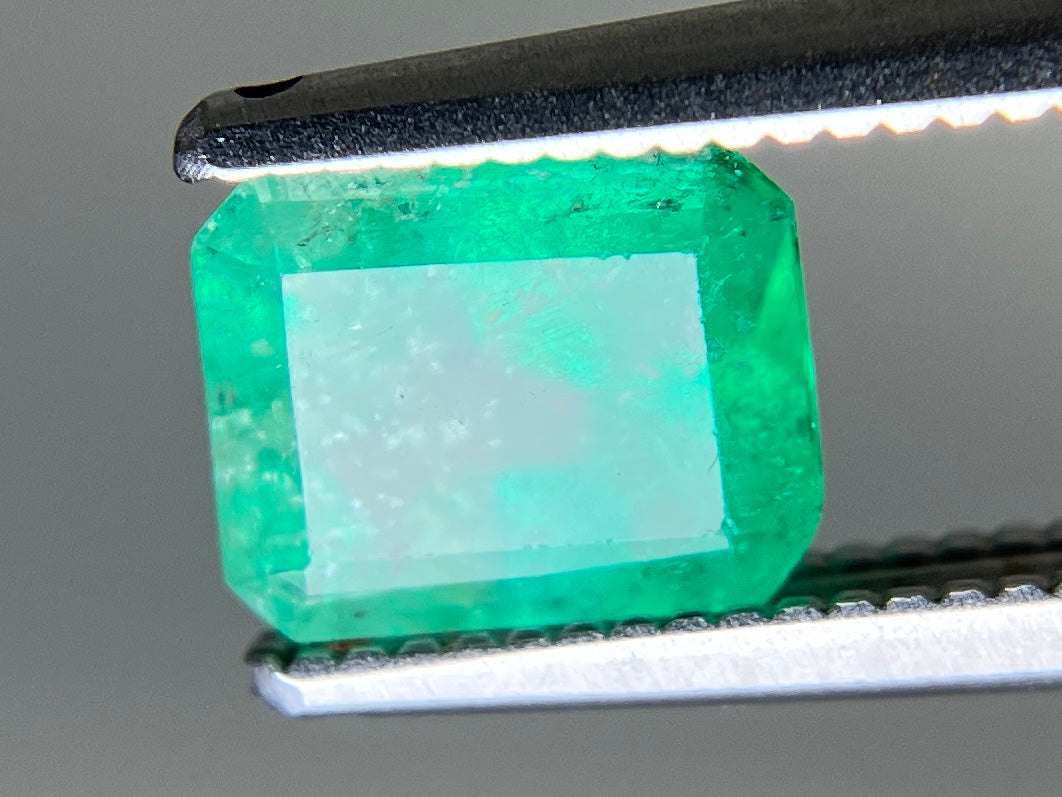 エメラルド 天然 1.165ct 中央宝石ソーティング付き 6.73㎜×5.48㎜×4.57㎜ ルース（ 裸石 ） 7159YY