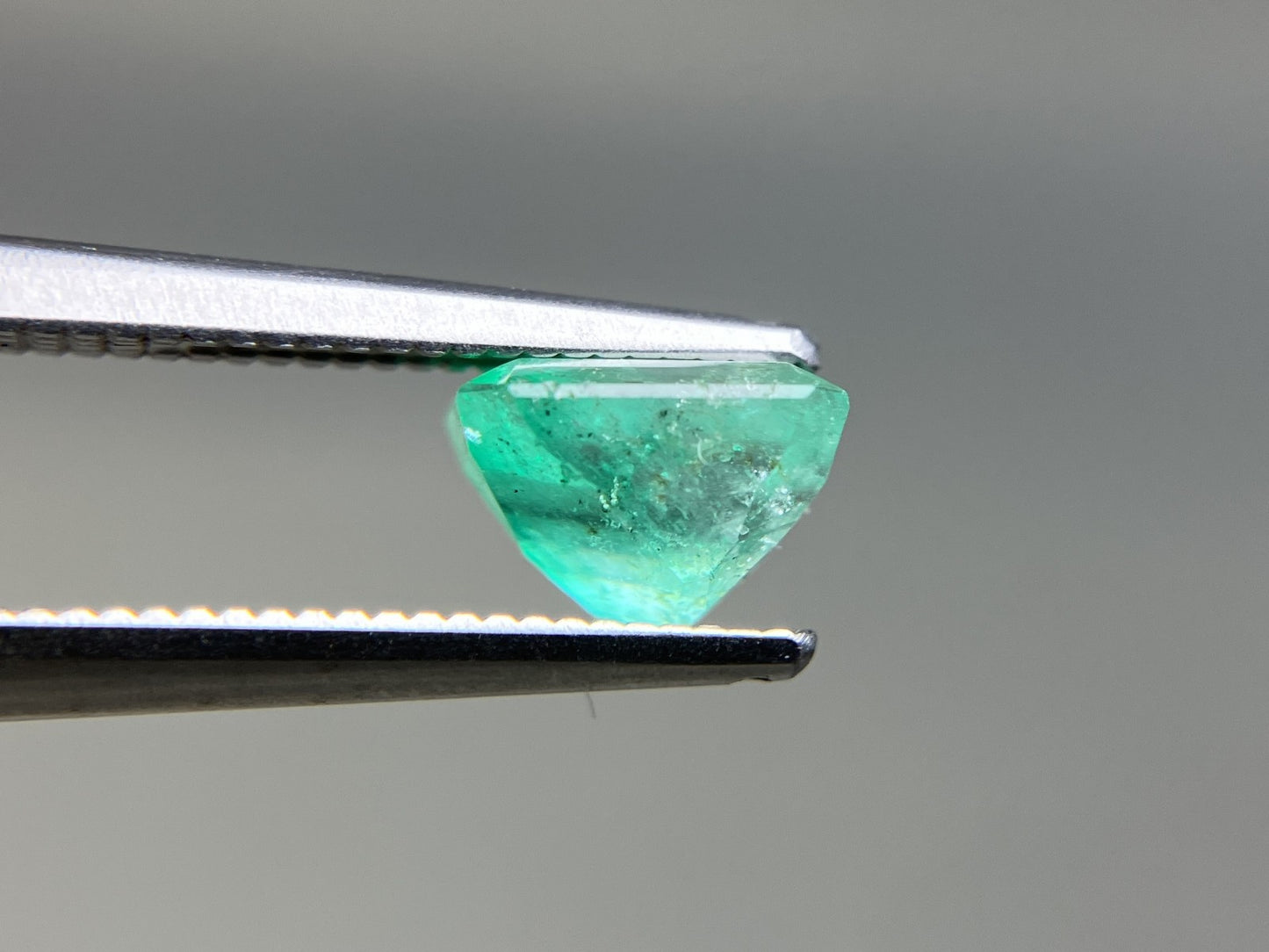 エメラルド 天然 1.165ct 中央宝石ソーティング付き 6.73㎜×5.48㎜×4.57㎜ ルース（ 裸石 ） 7159YY