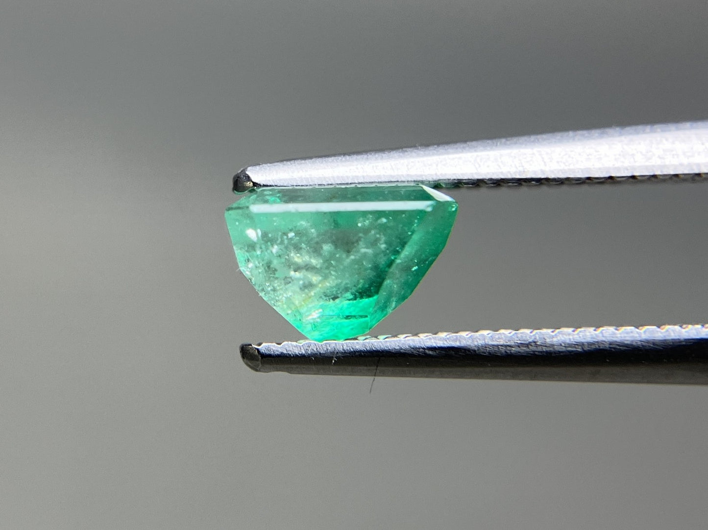 エメラルド 天然 1.165ct 中央宝石ソーティング付き 6.73㎜×5.48㎜×4.57㎜ ルース（ 裸石 ） 7159YY