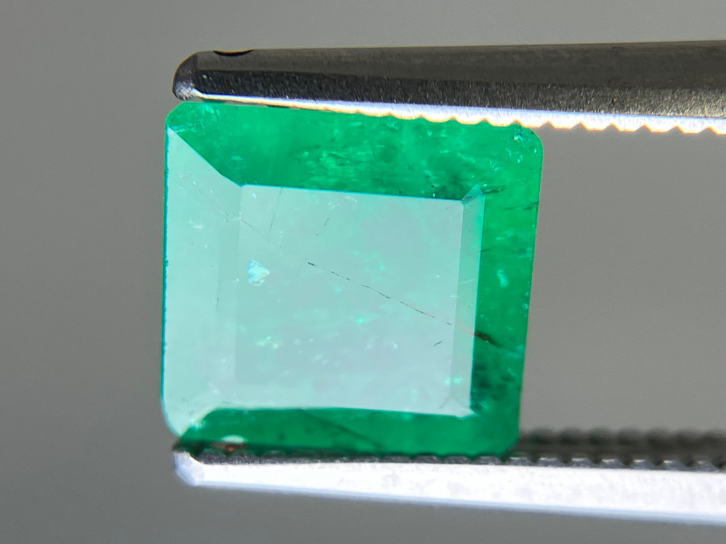 エメラルド 天然 1.537ct 中央宝石ソーティング付き 7.17㎜×6.99㎜×3.77㎜ ルース（ 裸石 ） 7131YY