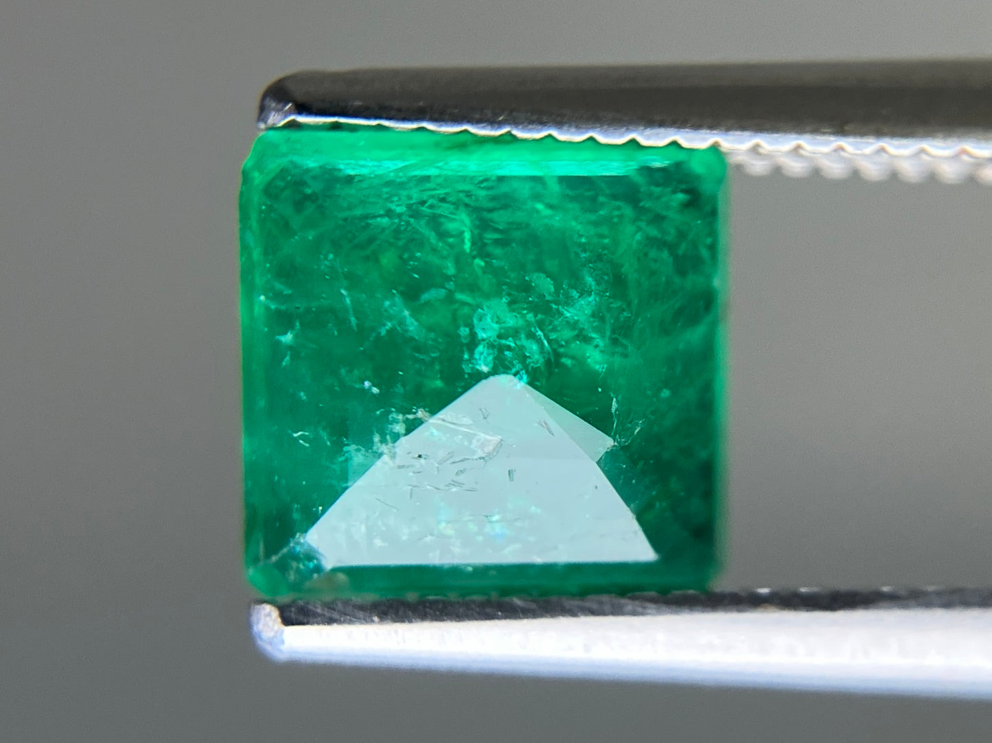 エメラルド 天然 1.537ct 中央宝石ソーティング付き 7.17㎜×6.99㎜×3.77㎜ ルース（ 裸石 ） 7131YY