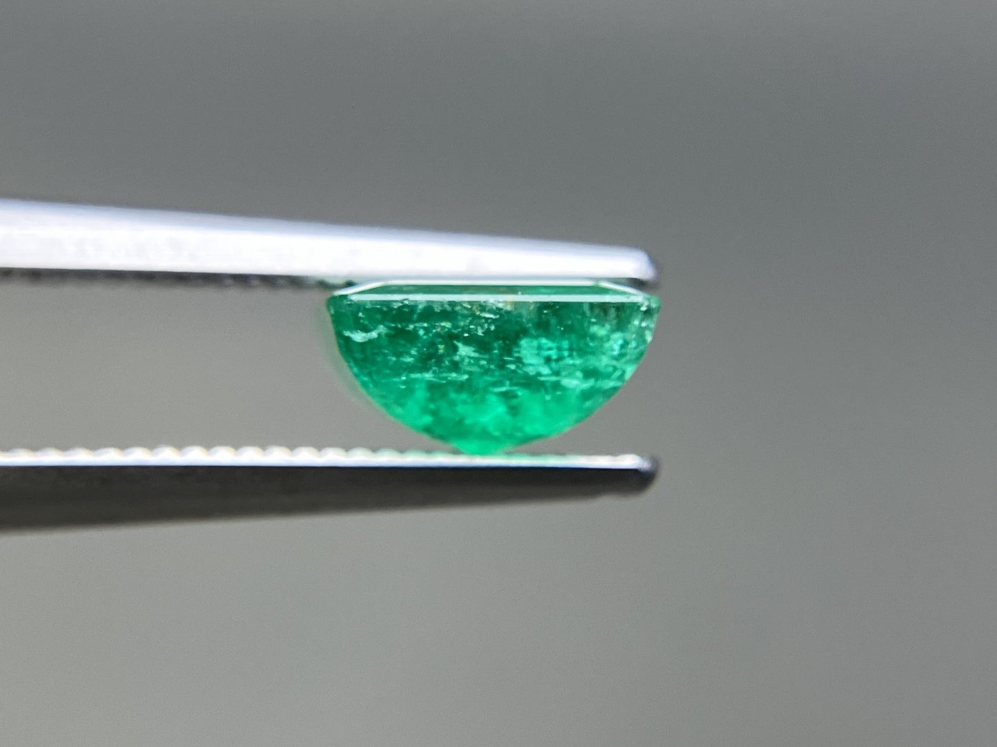 エメラルド 天然 1.537ct 中央宝石ソーティング付き 7.17㎜×6.99㎜×3.77㎜ ルース（ 裸石 ） 7131YY