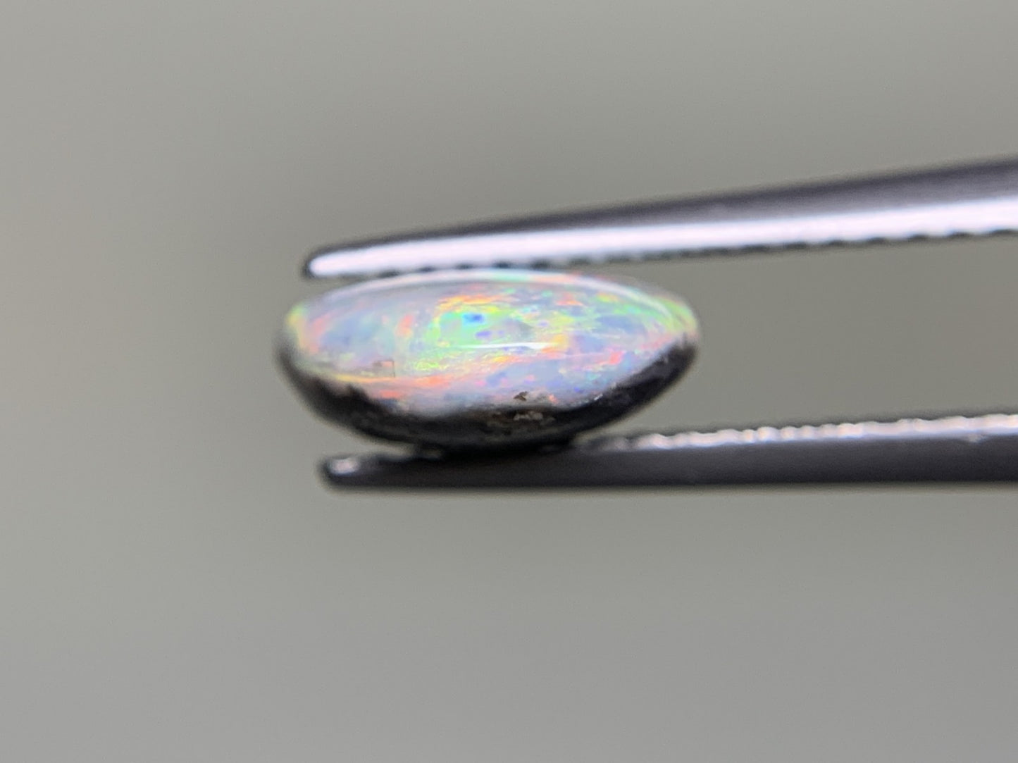 ブラックオパール 2.488ct  宝石ソーティング付き  11.2㎜×9.3㎜×4.0㎜  ルース（ 裸石 ） 1958Y