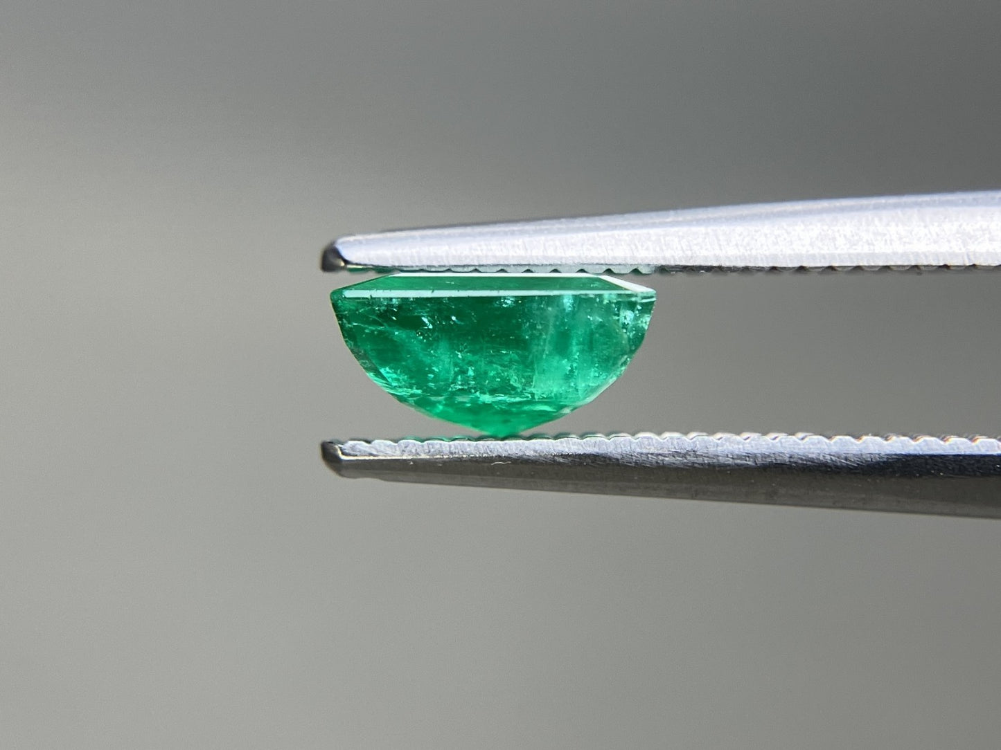 エメラルド 天然 1.537ct 中央宝石ソーティング付き 7.17㎜×6.99㎜×3.77㎜ ルース（ 裸石 ） 7131YY