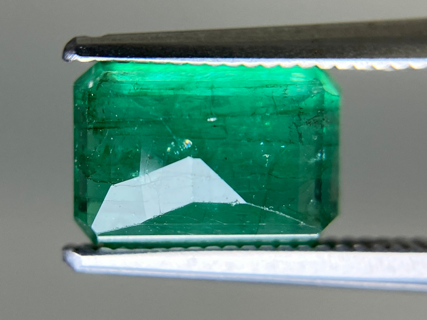 エメラルド 天然 2.482ct 中央宝石ソーティング付き 9.08㎜×6.24㎜×4.85㎜ ルース（ 裸石 ） 7128YY