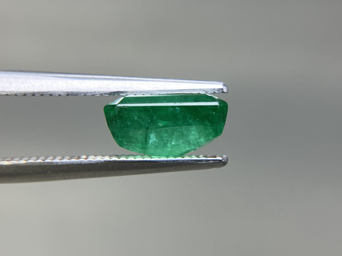 エメラルド 天然 2.482ct 中央宝石ソーティング付き 9.08㎜×6.24㎜×4.85㎜ ルース（ 裸石 ） 7128YY