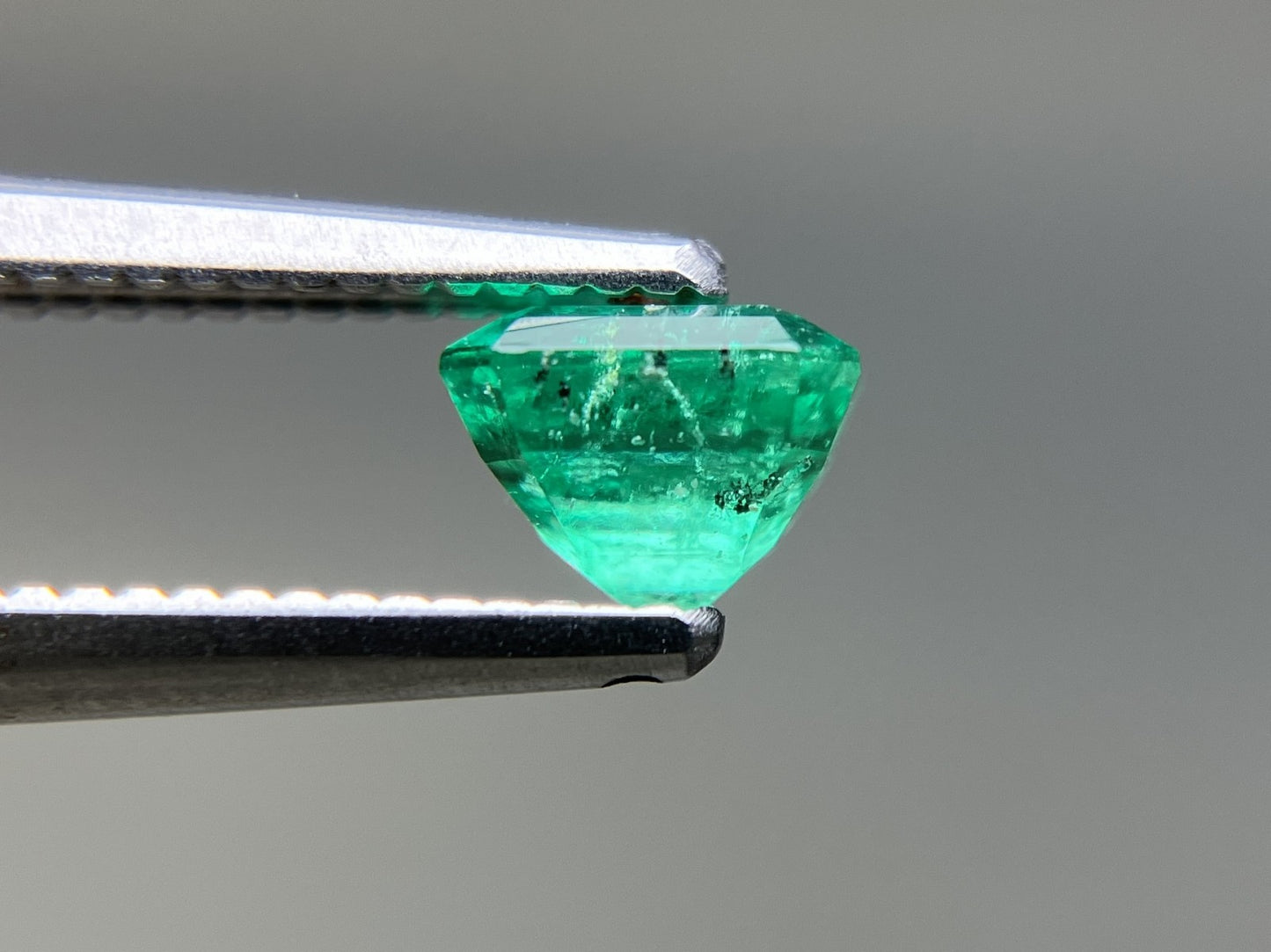 エメラルド 天然 0.552ct 中央宝石ソーティング付き 5.06㎜×4.42㎜×3.77㎜ ルース（ 裸石 ） 7138YY