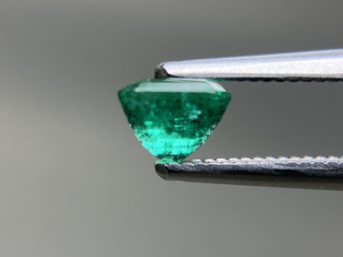 エメラルド 天然 0.552ct 中央宝石ソーティング付き 5.06㎜×4.42㎜×3.77㎜ ルース（ 裸石 ） 7138YY