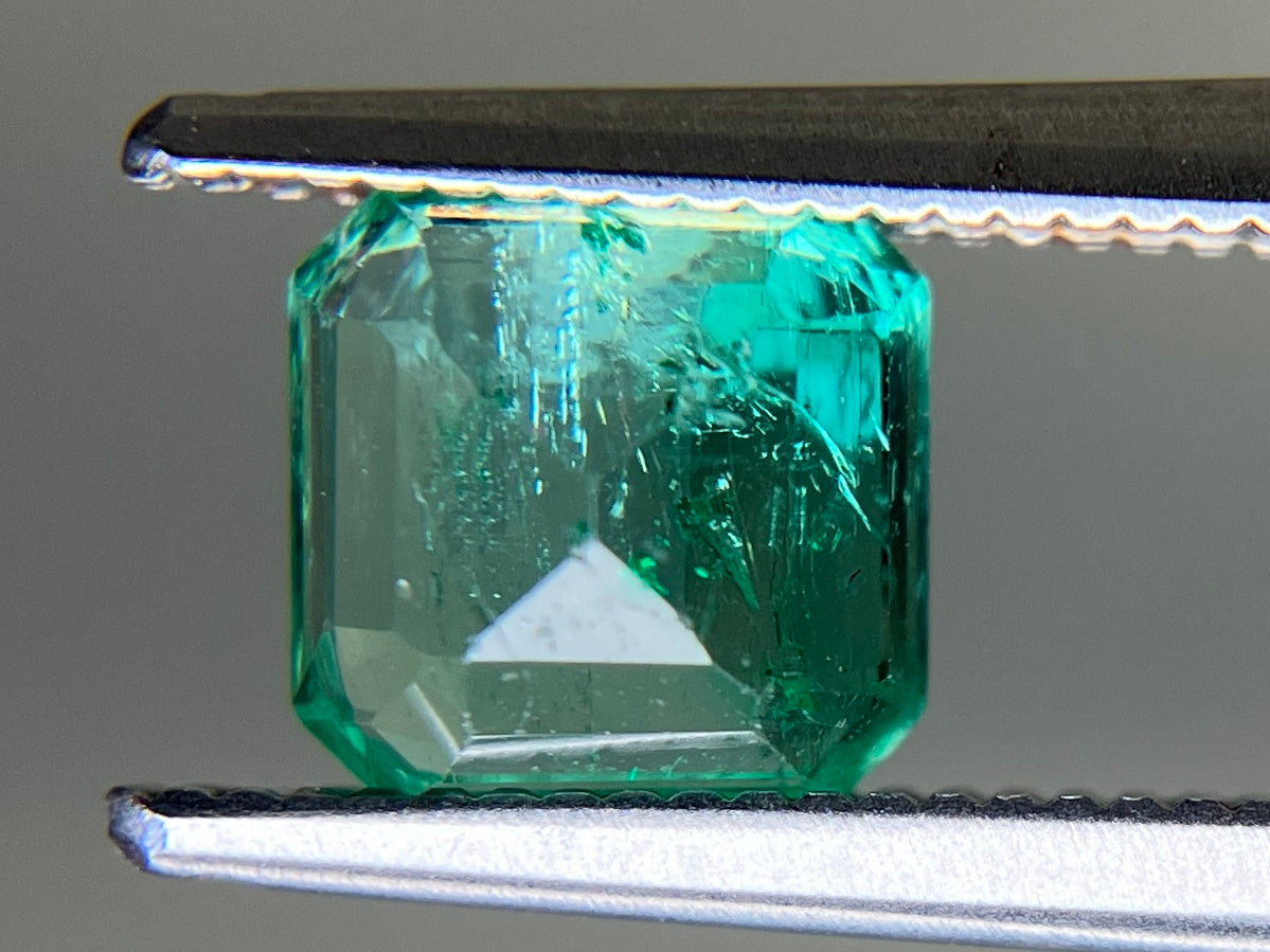 エメラルド 天然 1.119ct 中央宝石ソーティング付き 6.16㎜×5.99㎜×3.84㎜ ルース（ 裸石 ） 7126YY