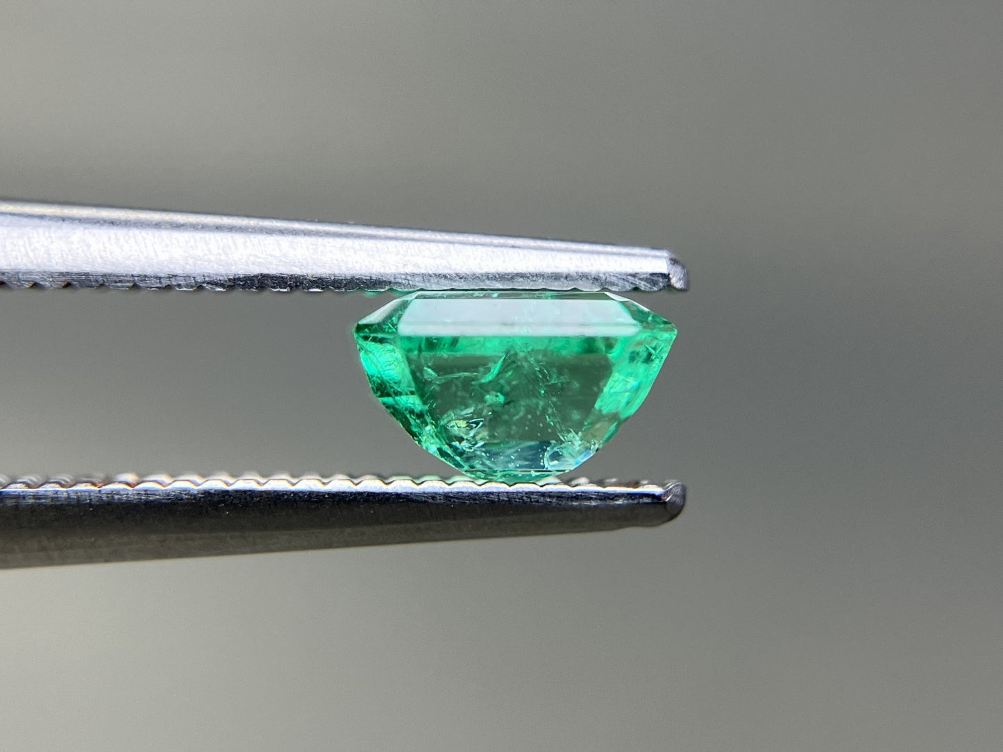 エメラルド 天然 1.119ct 中央宝石ソーティング付き 6.16㎜×5.99㎜×3.84㎜ ルース（ 裸石 ） 7126YY