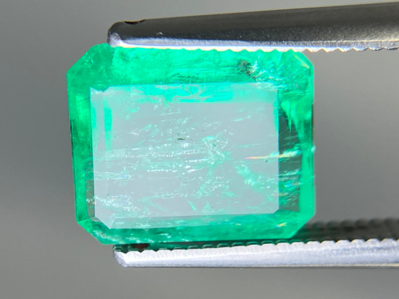 エメラルド 天然 2.830ct 中央宝石ソーティング付き 9.79㎜×8.41㎜×4.38㎜ ルース（ 裸石 ） 7127YY