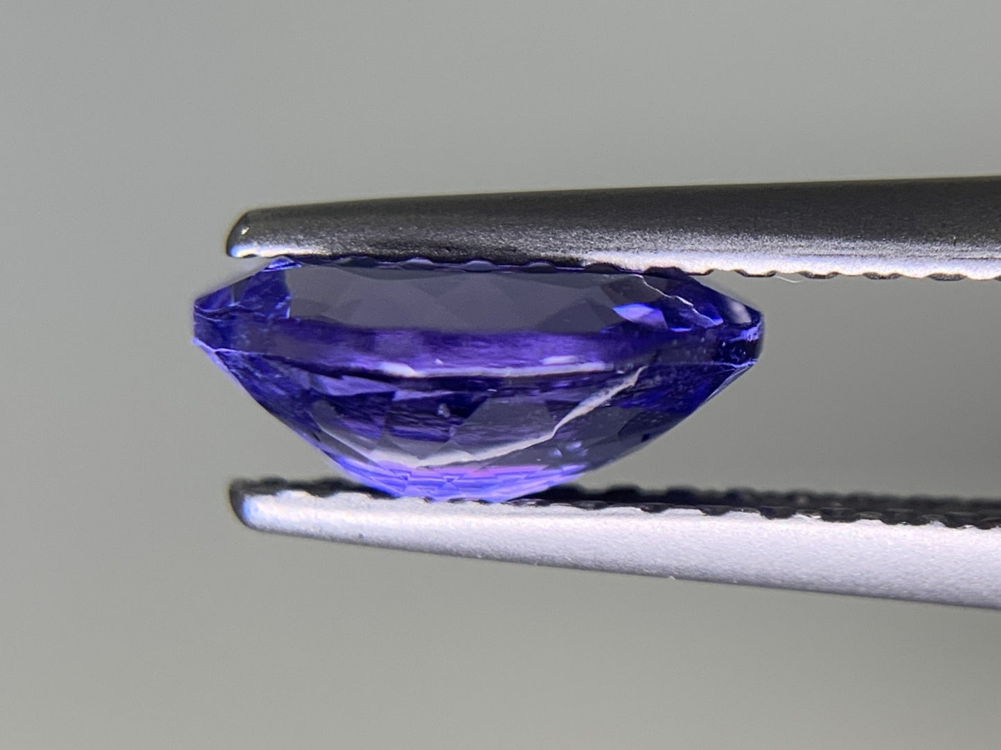 タンザナイト 1.240ct  宝石ソーティング付き  8.1㎜×5.8㎜×3.4㎜  ルース（ 裸石 ） 1920Y