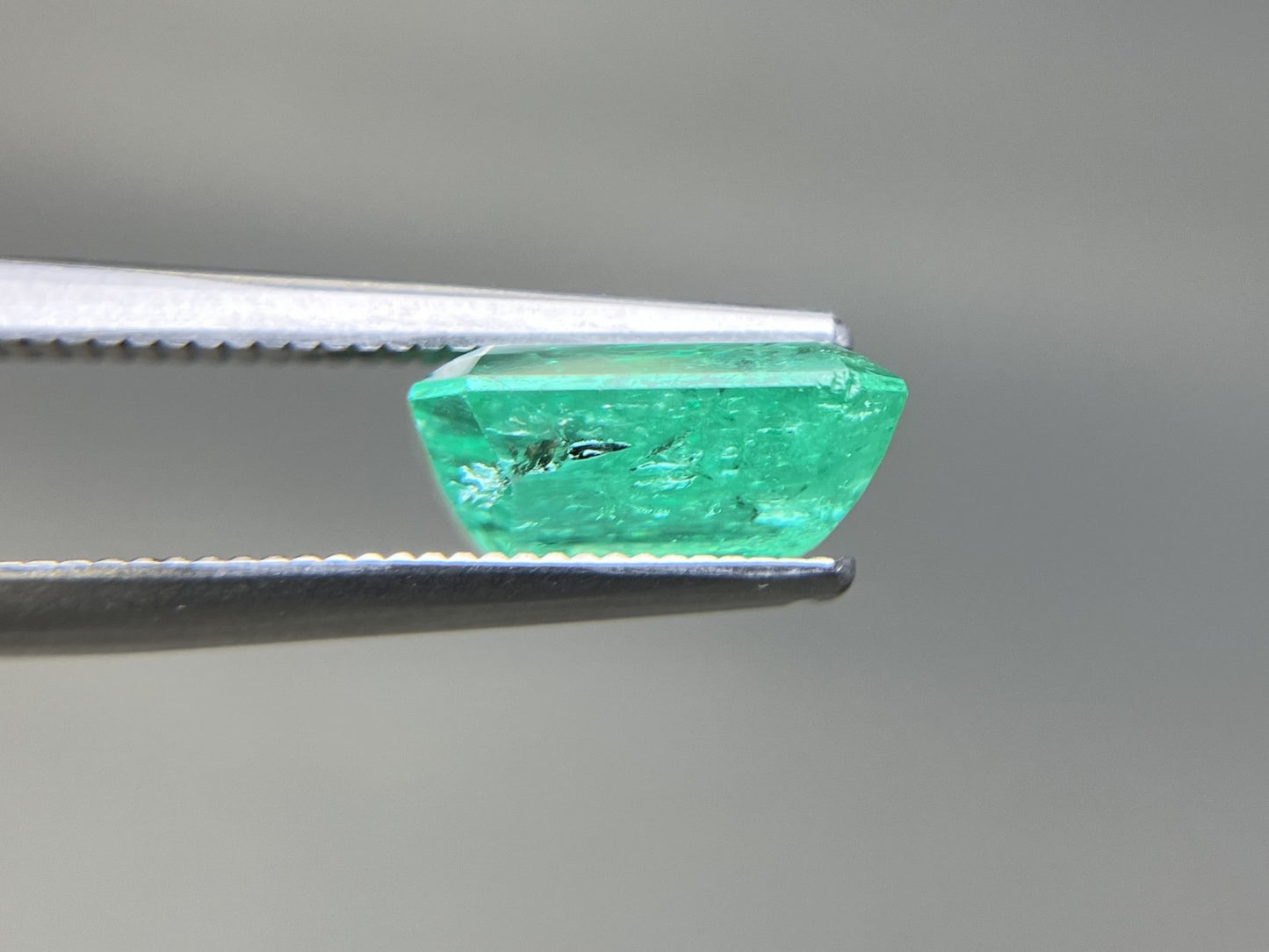 エメラルド 天然 2.830ct 中央宝石ソーティング付き 9.79㎜×8.41㎜×4.38㎜ ルース（ 裸石 ） 7127YY