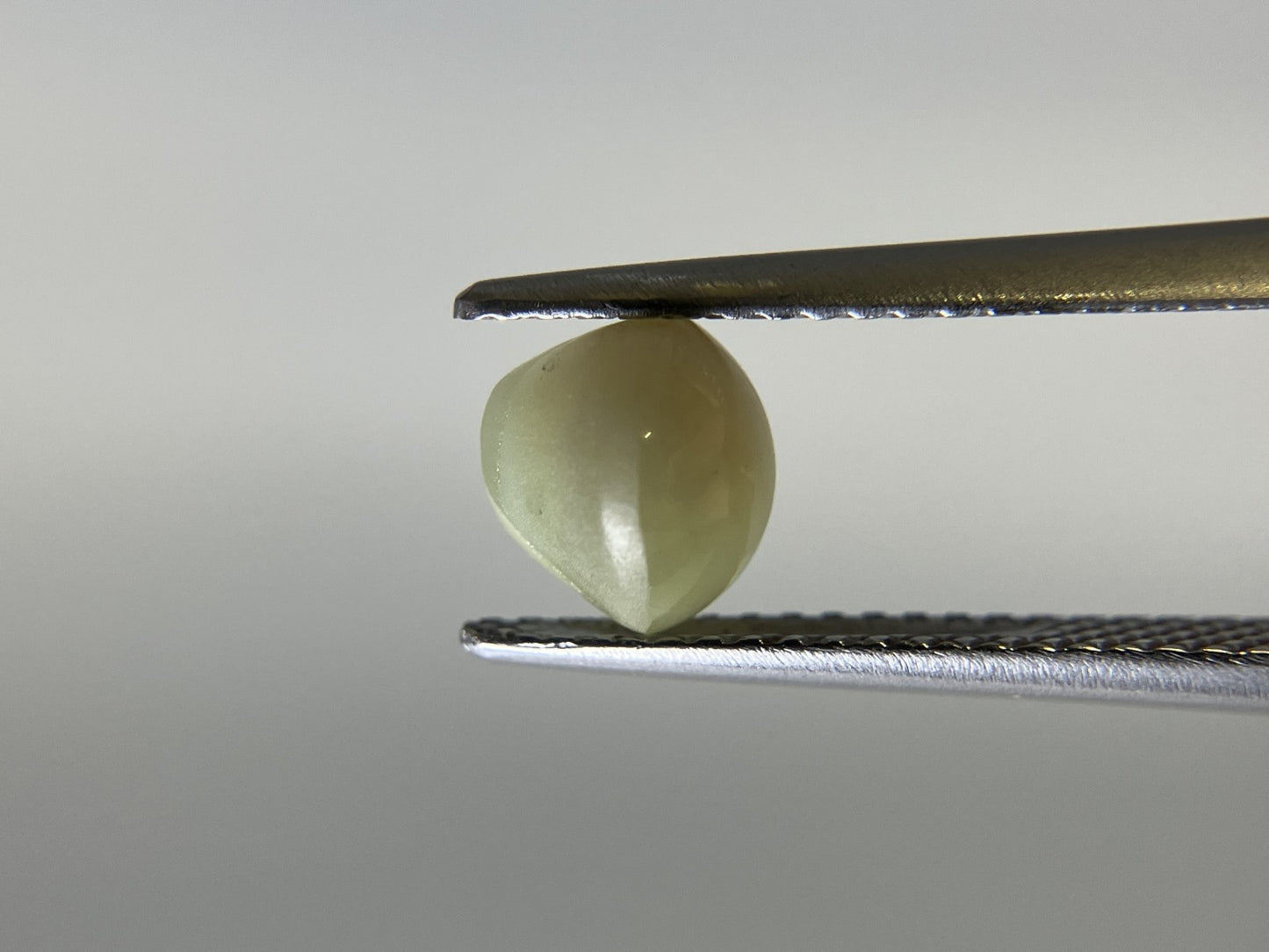 クリソベリルキャッツアイ  天然   2.265ct   中央宝石ソーティング付き   6.8㎜×6.6㎜×6.1㎜    天然 ルース（ 裸石 ）  5276S