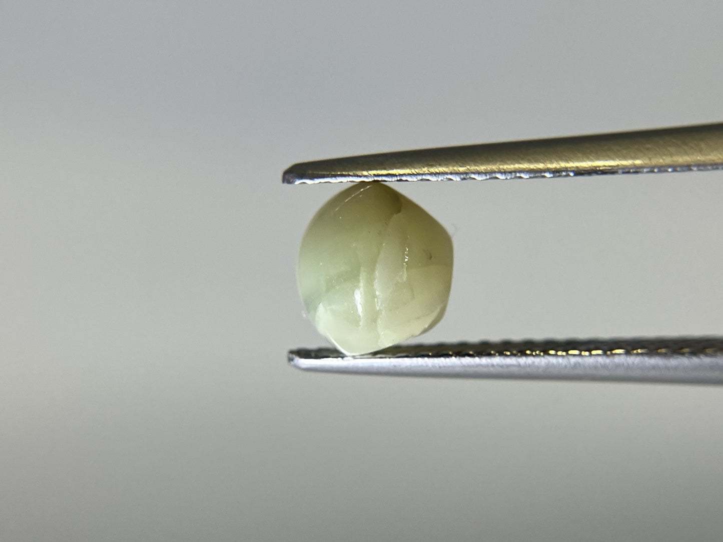 クリソベリルキャッツアイ  天然   2.265ct   中央宝石ソーティング付き   6.8㎜×6.6㎜×6.1㎜    天然 ルース（ 裸石 ）  5276S