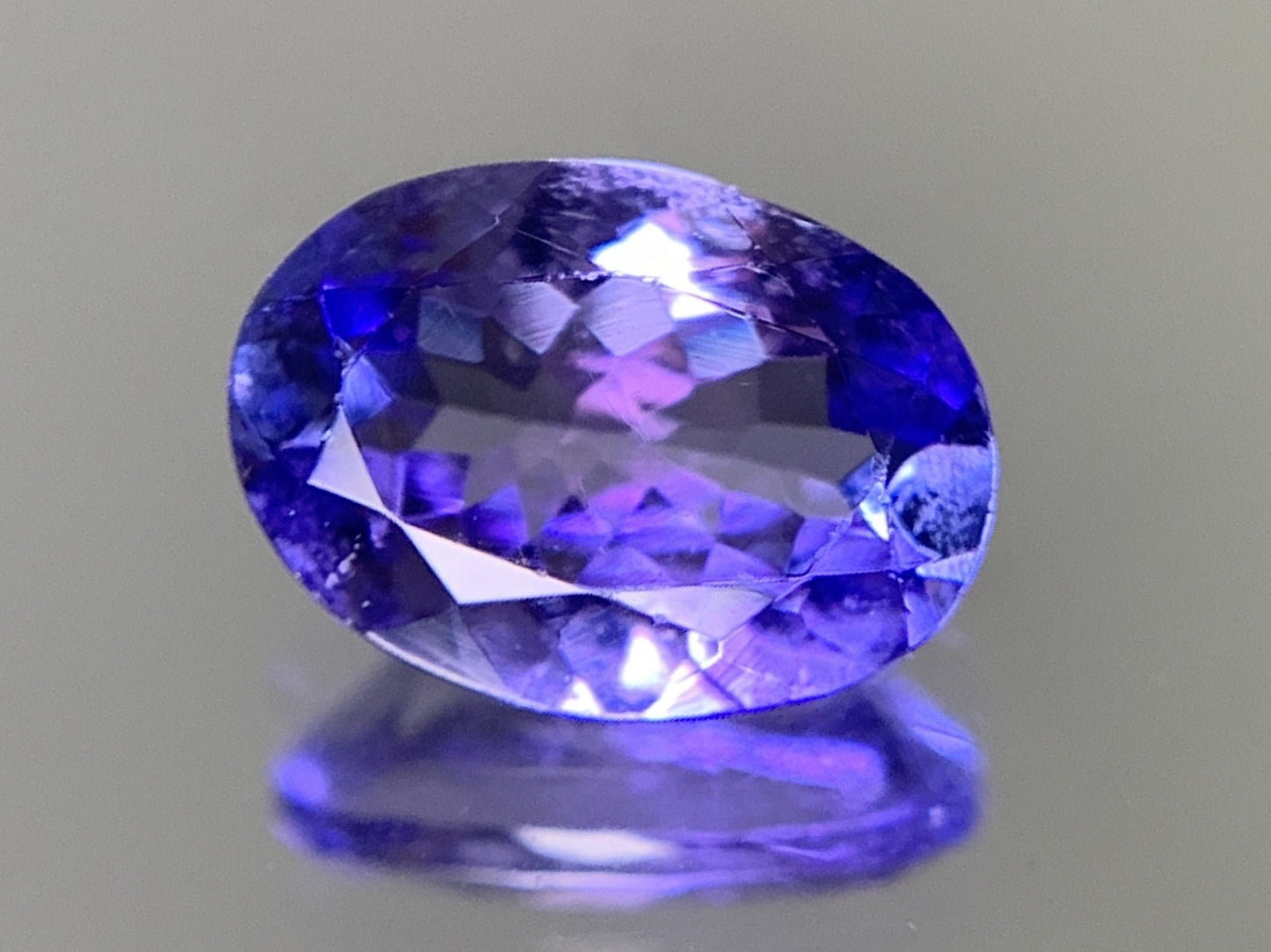 タンザナイト 1.240ct  宝石ソーティング付き  8.1㎜×5.8㎜×3.4㎜  ルース（ 裸石 ） 1920Y