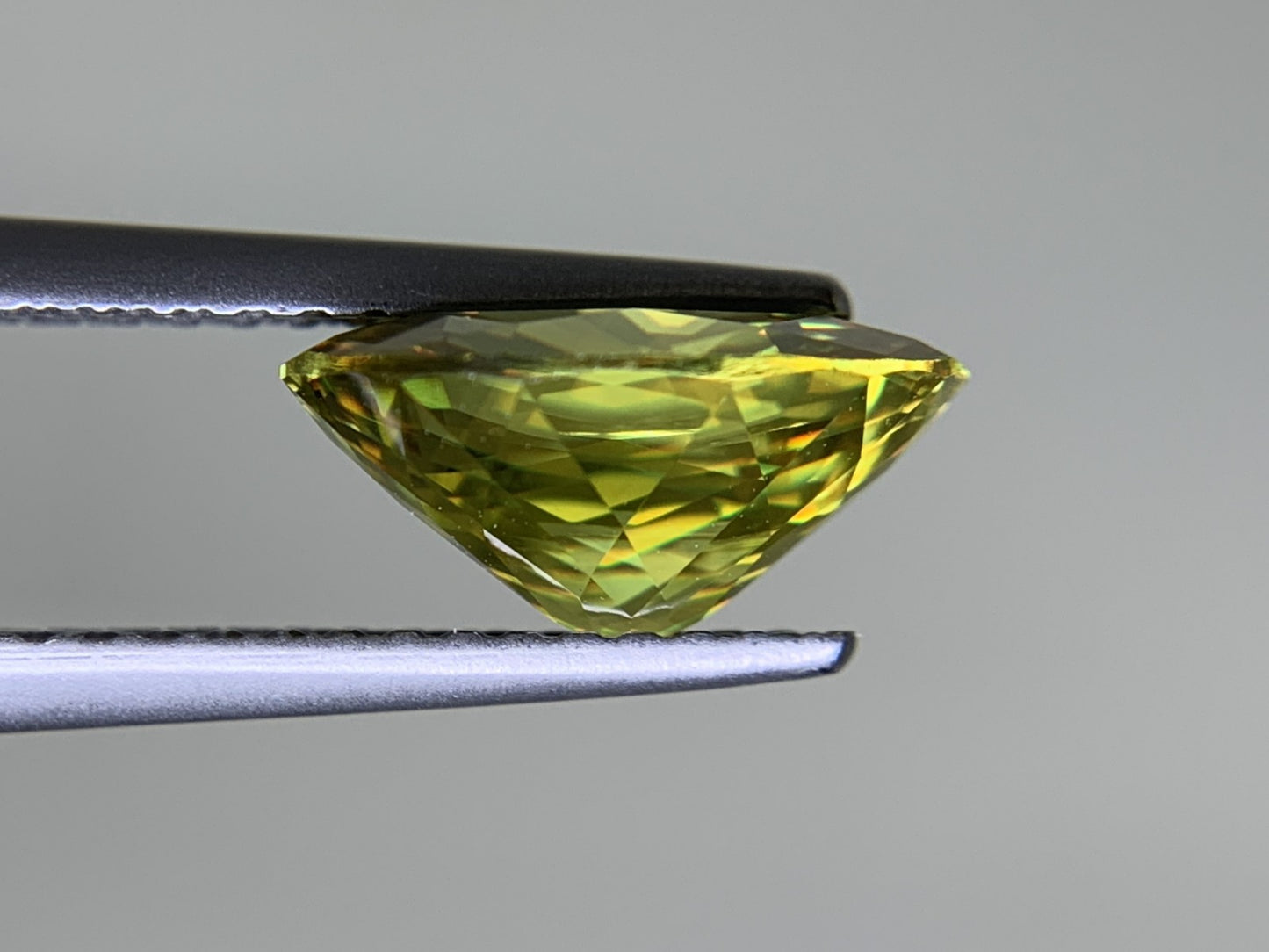 スフェーン 2.276ct  中央宝石ソーティング付き  10.11㎜×7.17㎜×4.78㎜  ルース（ 裸石 ） 4255Y