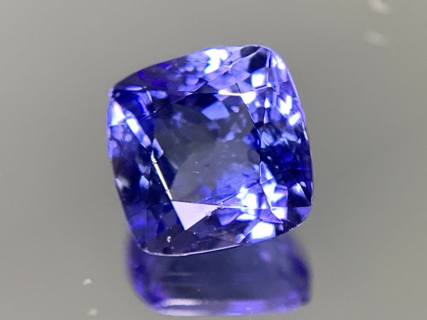 タンザナイト 1.728ct  宝石ソーティング付き  7.0㎜×6.9㎜×4.2㎜  ルース（ 裸石 ） 1933Y