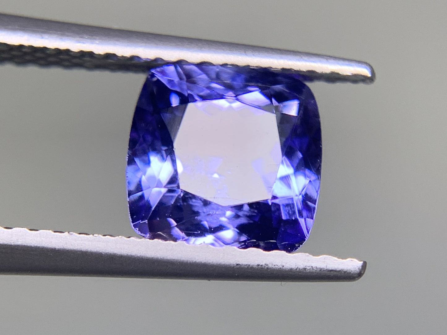 タンザナイト 1.728ct  宝石ソーティング付き  7.0㎜×6.9㎜×4.2㎜  ルース（ 裸石 ） 1933Y