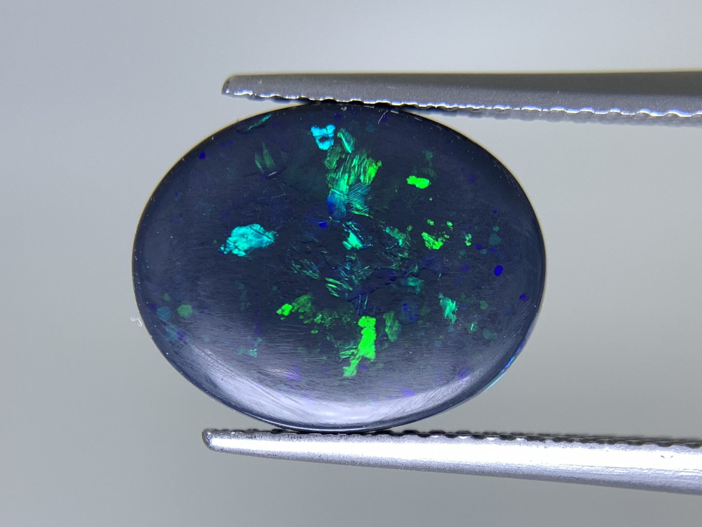 ブラックオパール 両面遊色 天然 3.389ct 中央宝石ソーティング付き 13.3㎜×10.7㎜×3.8㎜ ルース（ 裸石 ） 6772Y