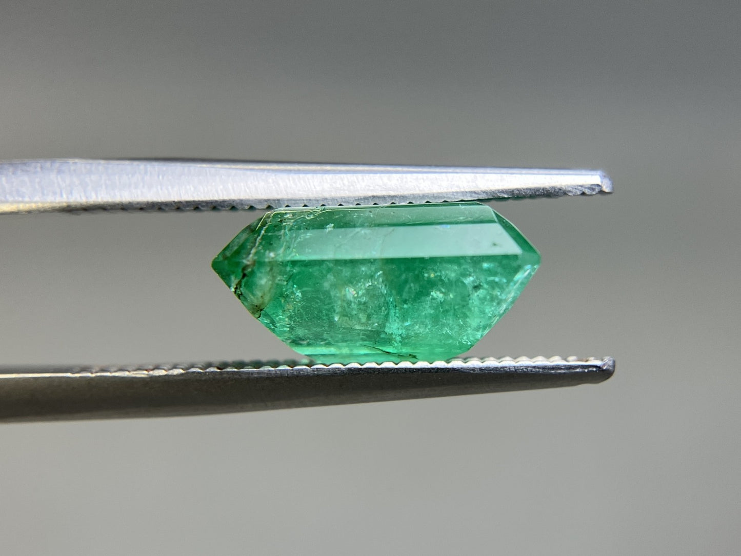 エメラルド 天然 4.482ct 中央宝石ソーティング付き 10.96㎜×9.18㎜×5.66㎜ ルース（ 裸石 ） 7450YY