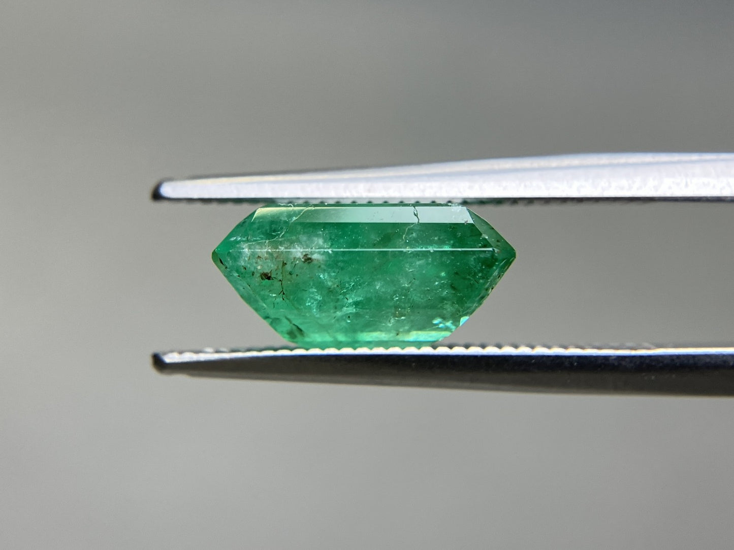 エメラルド 天然 4.482ct 中央宝石ソーティング付き 10.96㎜×9.18㎜×5.66㎜ ルース（ 裸石 ） 7450YY