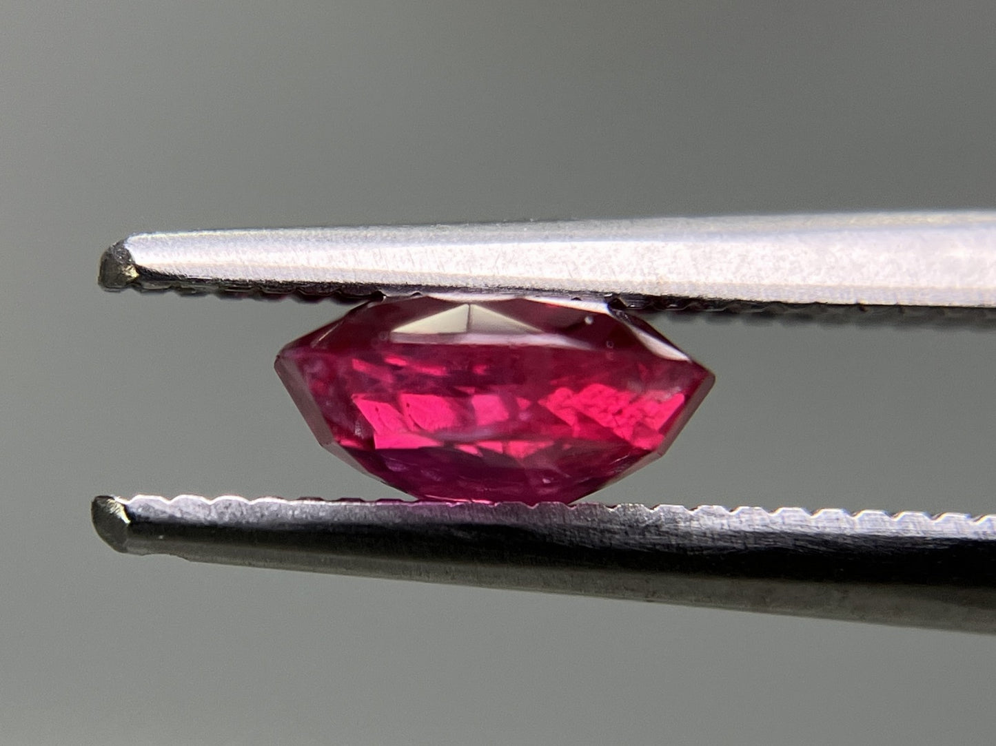 ルビー 1.232ct 中央宝石ソーティング付き 6.63㎜×6.03㎜×3.27㎜ ルース（ 裸石 ） 3570YY
