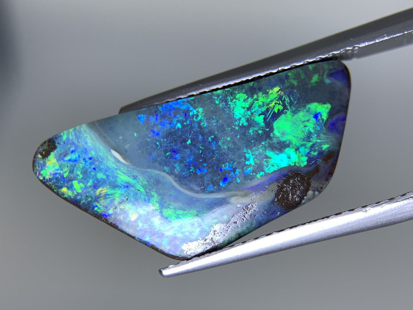 ボルダーオパール  天然  8.590ct  宝石ソーティング付き  22.2㎜×10.8㎜×4.7㎜  ラッピング無料  ルース（ 裸石 ）  5177Y