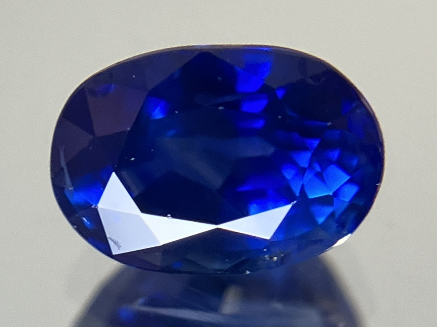 サファイア 1.30ct AIGS鑑別書付き ロイヤルブルー 6.99㎜×4.88㎜×4.38㎜ ルース（ 裸石 ） 2547YY