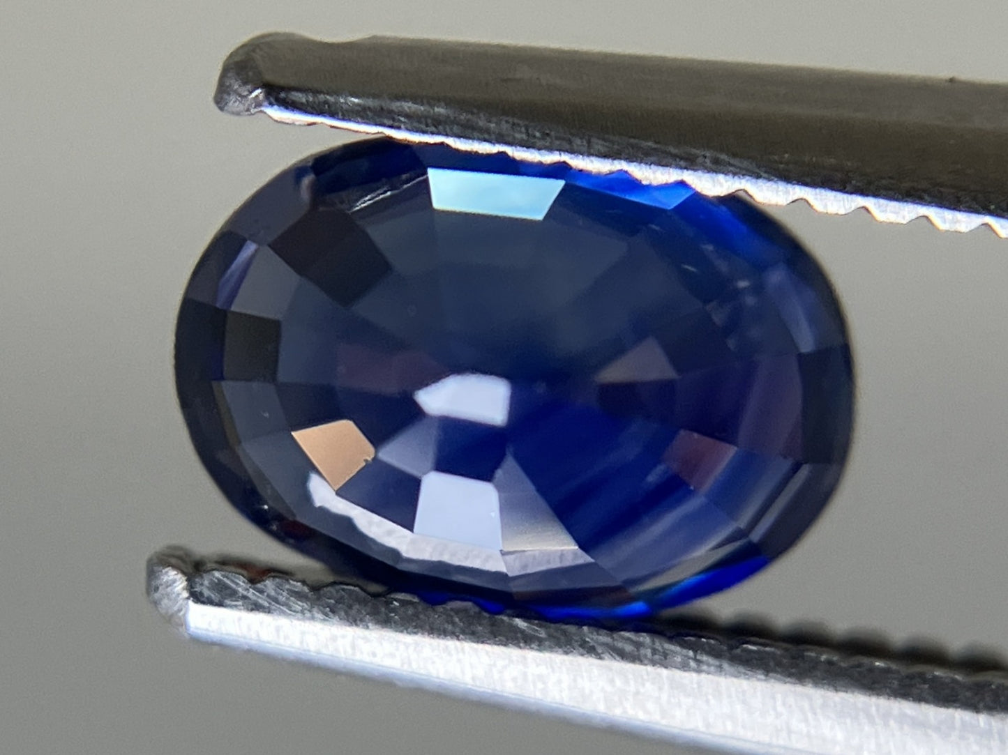 サファイア 1.30ct AIGS鑑別書付き ロイヤルブルー 6.99㎜×4.88㎜×4.38㎜ ルース（ 裸石 ） 2547YY
