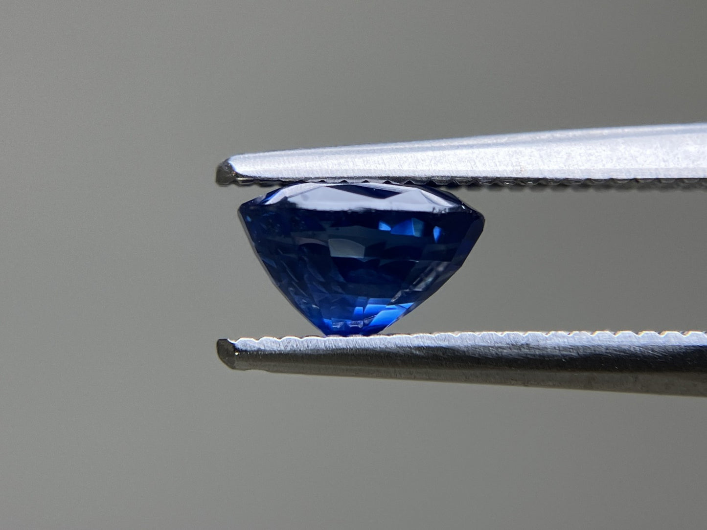サファイア 1.30ct AIGS鑑別書付き ロイヤルブルー 6.99㎜×4.88㎜×4.38㎜ ルース（ 裸石 ） 2547YY