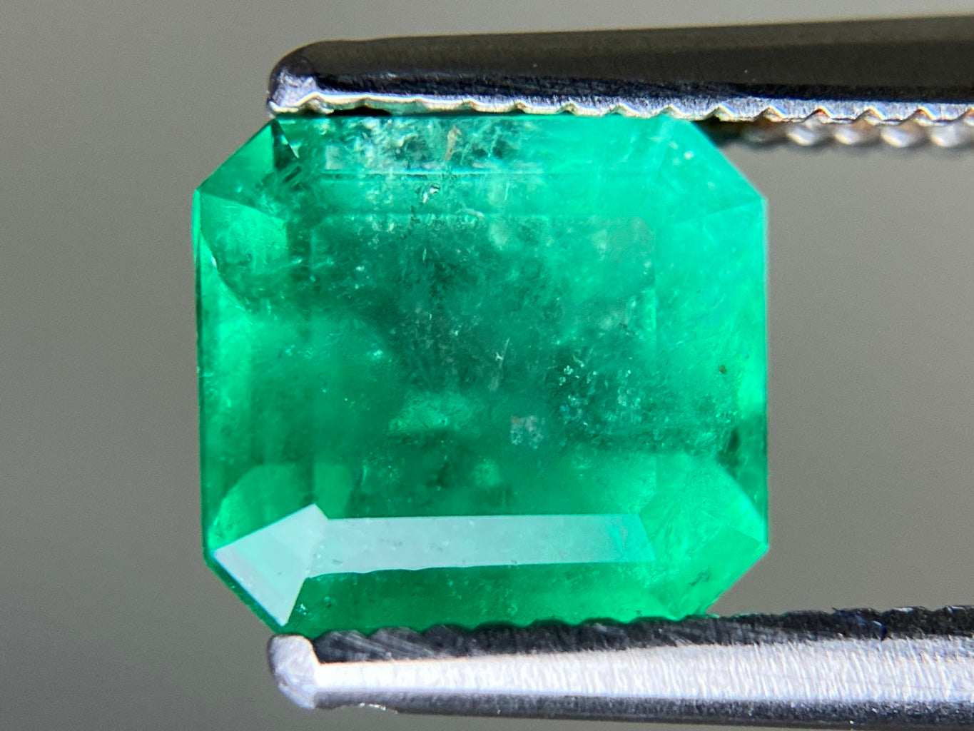 エメラルド 天然 1.268ct 中央宝石ソーティング付き 6.91㎜×6.27㎜×4.30㎜ ルース（ 裸石 ） 7263YY