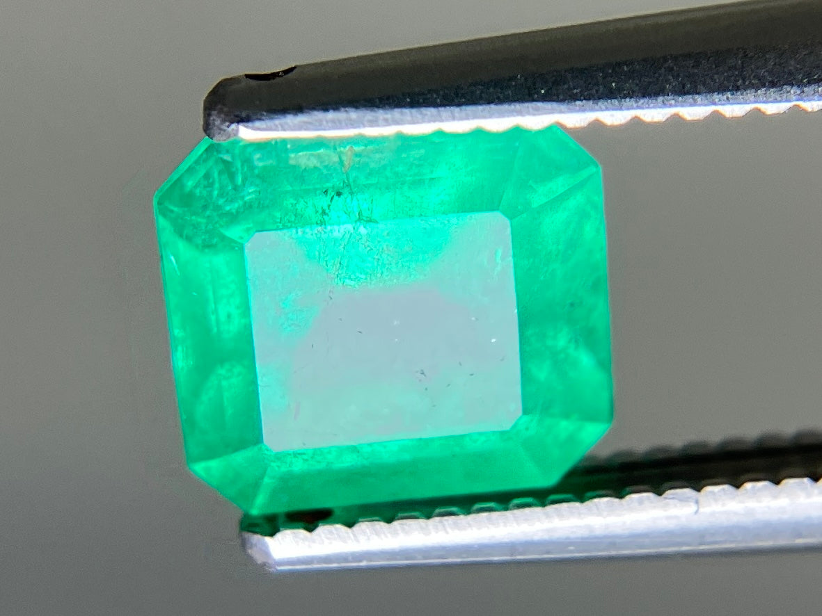 エメラルド 天然 1.268ct 中央宝石ソーティング付き 6.91㎜×6.27㎜×4.30㎜ ルース（ 裸石 ） 7263YY