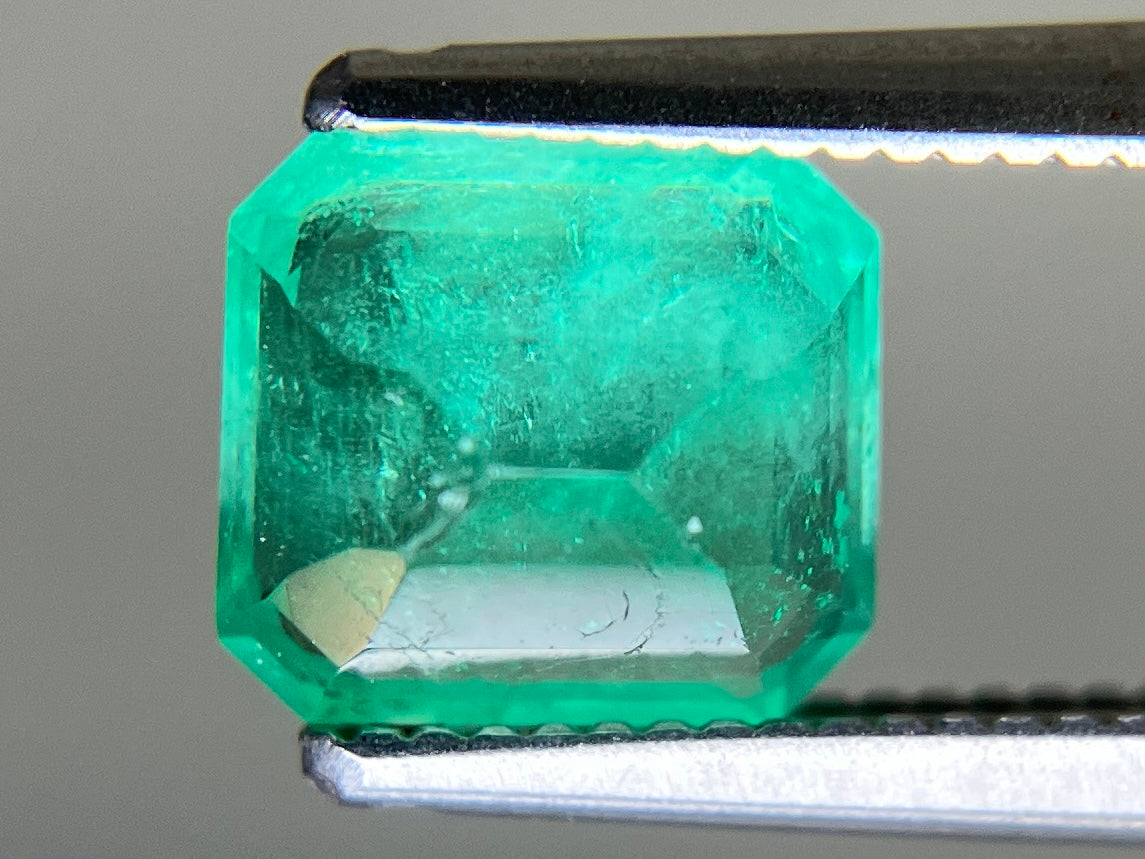 エメラルド 天然 1.268ct 中央宝石ソーティング付き 6.91㎜×6.27㎜×4.30㎜ ルース（ 裸石 ） 7263YY