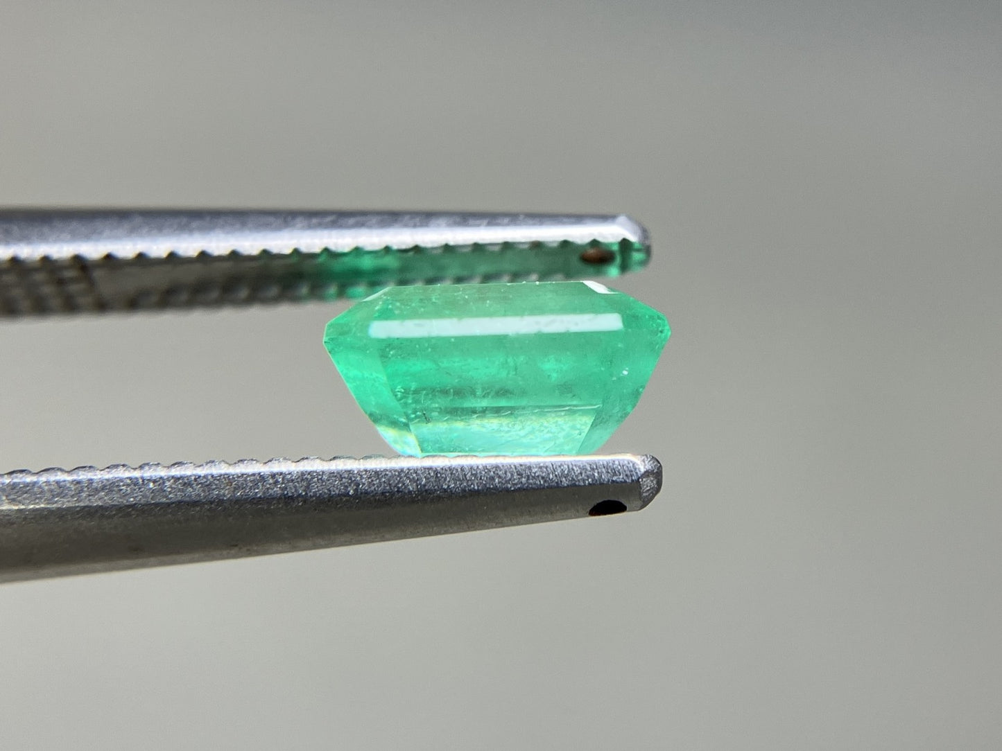 エメラルド 天然 1.268ct 中央宝石ソーティング付き 6.91㎜×6.27㎜×4.30㎜ ルース（ 裸石 ） 7263YY