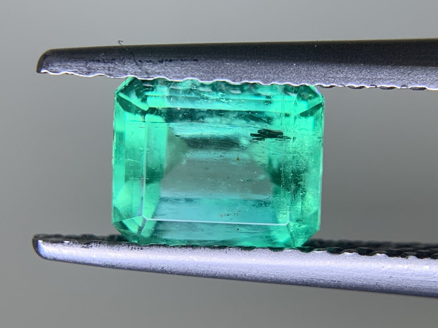 エメラルド  1.056ct  中央宝石ソーティング付き  6.10㎜×5.14㎜×4.29㎜  ルース（ 裸石 ） 3577Y
