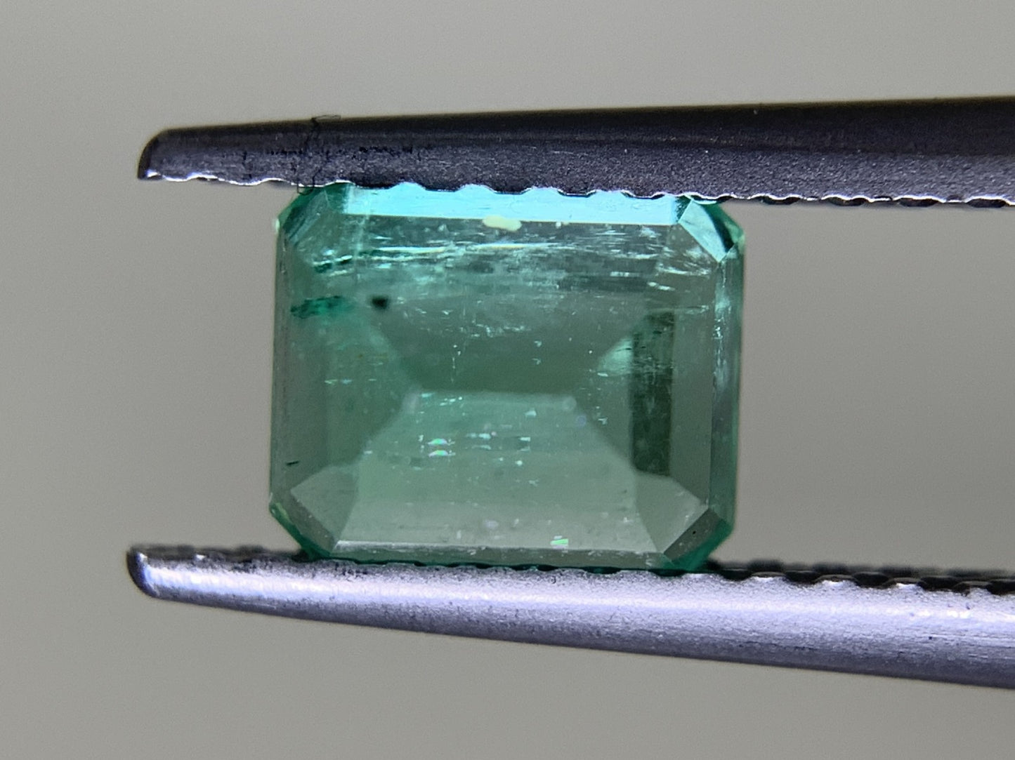 エメラルド  1.056ct  中央宝石ソーティング付き  6.10㎜×5.14㎜×4.29㎜  ルース（ 裸石 ） 3577Y
