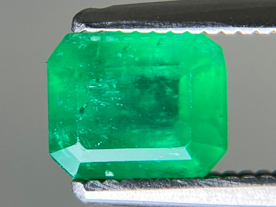 エメラルド 天然 0.945ct 中央宝石ソーティング付き 6.41㎜×5.33㎜×3.80㎜ ルース（ 裸石 ） 7280YY