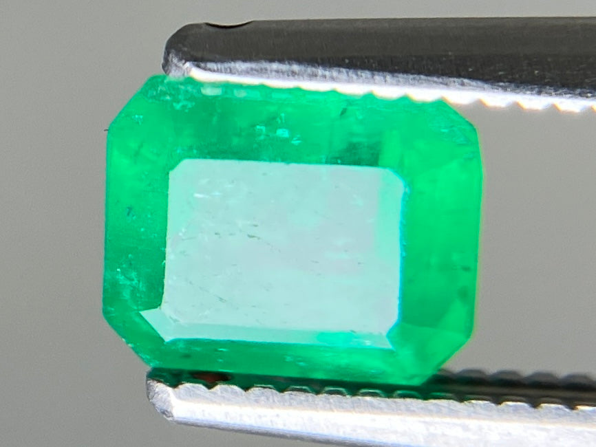 エメラルド 天然 0.945ct 中央宝石ソーティング付き 6.41㎜×5.33㎜×3.80㎜ ルース（ 裸石 ） 7280YY