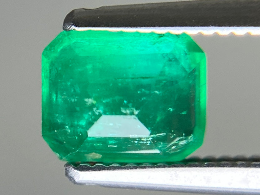 エメラルド 天然 0.945ct 中央宝石ソーティング付き 6.41㎜×5.33㎜×3.80㎜ ルース（ 裸石 ） 7280YY
