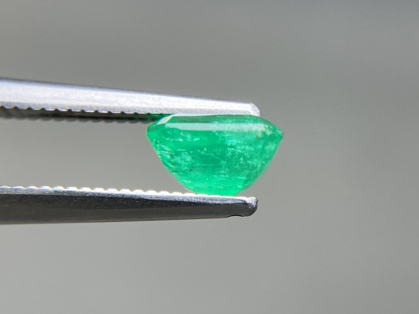 エメラルド 天然 0.945ct 中央宝石ソーティング付き 6.41㎜×5.33㎜×3.80㎜ ルース（ 裸石 ） 7280YY