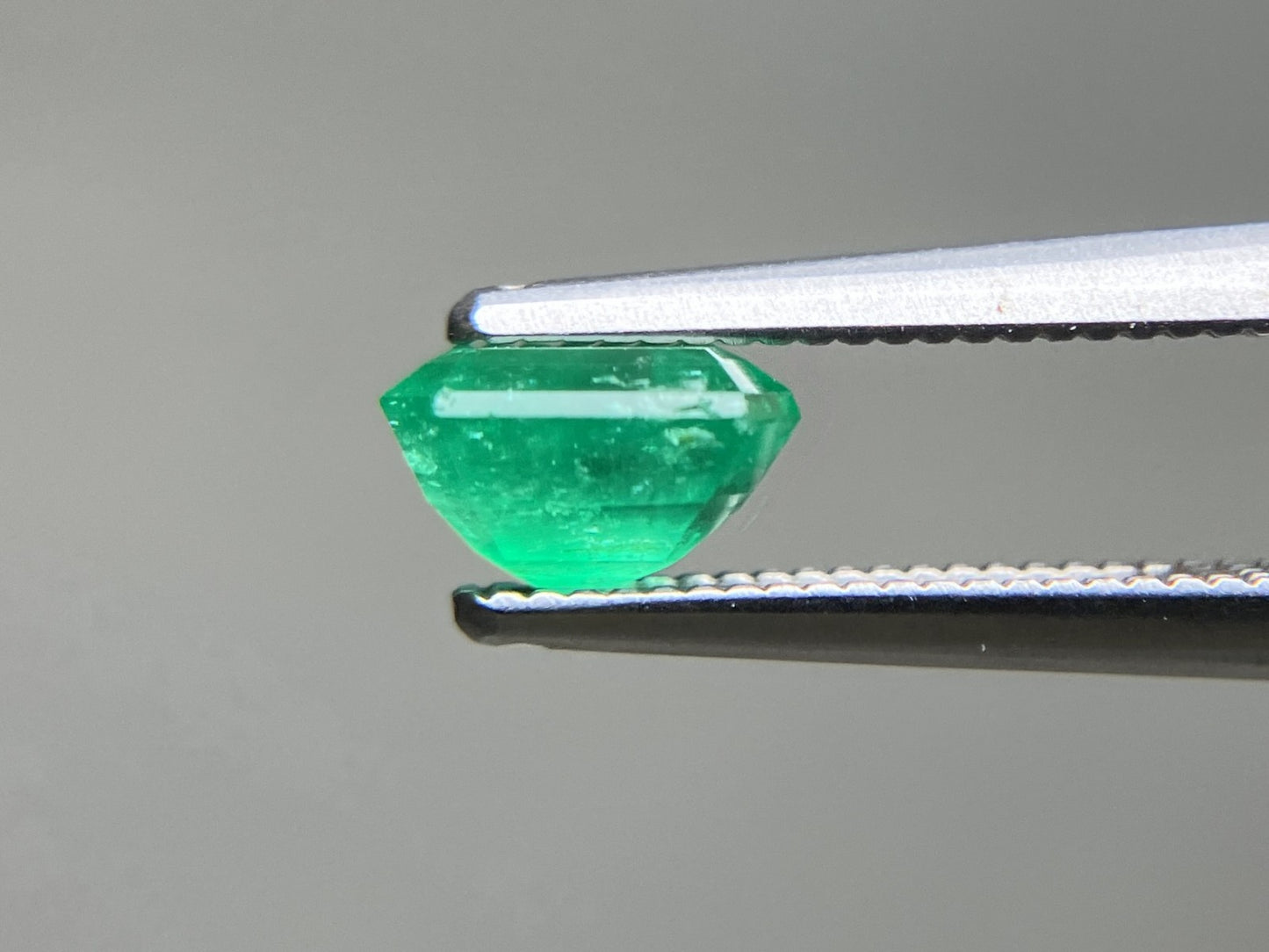 エメラルド 天然 0.945ct 中央宝石ソーティング付き 6.41㎜×5.33㎜×3.80㎜ ルース（ 裸石 ） 7280YY