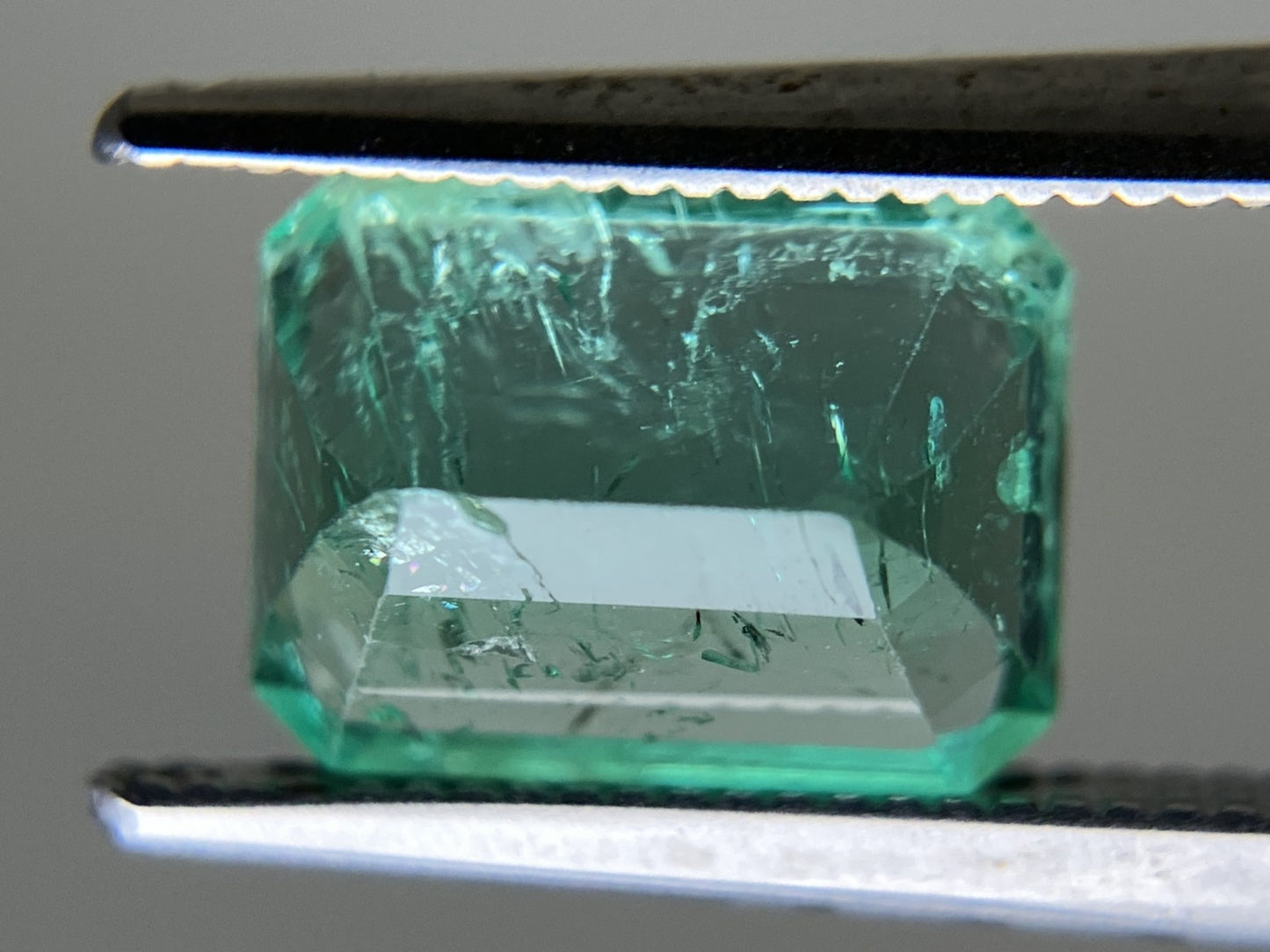 エメラルド 2.247ct 中央宝石ソーティング付き 9.21㎜×6.99㎜×4.96㎜ ルース（ 裸石 ） 4179YY